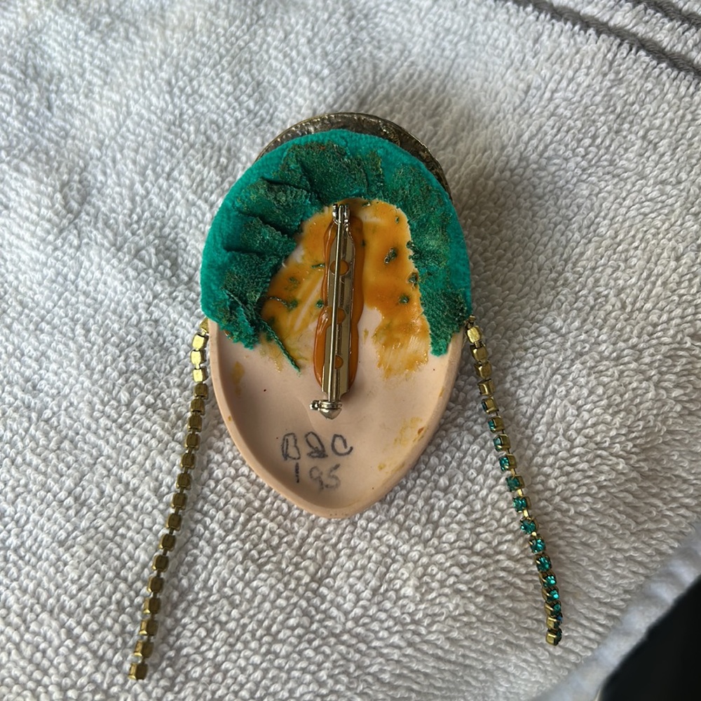 Vintage hand painted broach. Great condition. Beautiful piece of jewelry - Picture 2 of 3